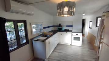 Cafeteira/chaleira, geladeira, micro-ondas, cooktop