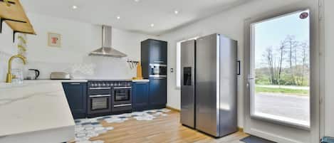 Een koelkast, een magnetron, een oven, een kookplaat