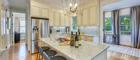 Kjøleskap, mikrobølgeovn, ovn og kokeplater