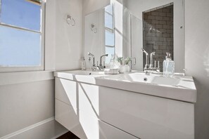 Unclassified image, 5 of 31, button