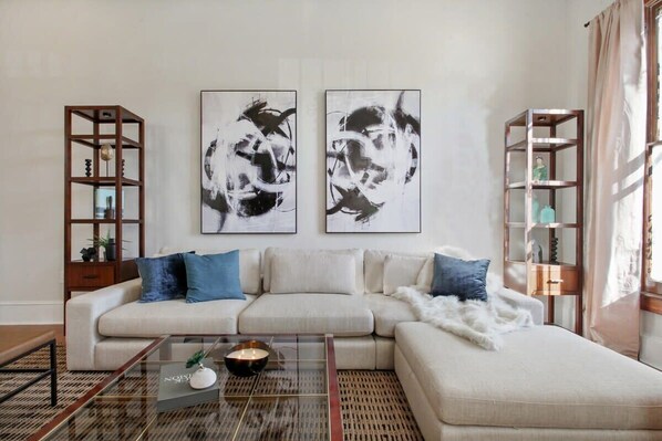 Een televisie en een kantoor