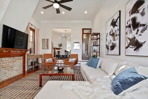 Unclassified image, 2 of 31, button