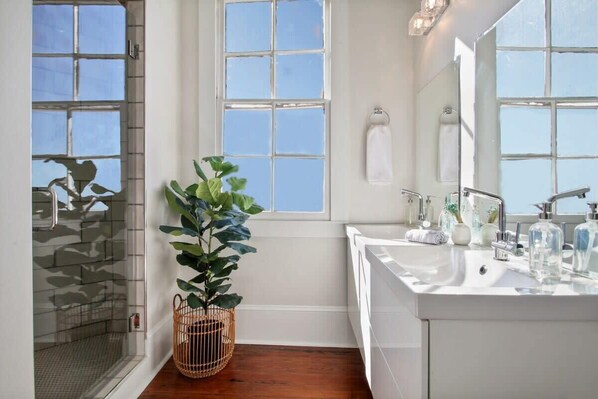 Unclassified image, 1 of 31, button