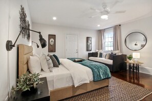 4 habitaciones, escritorio y tabla de planchar con plancha 