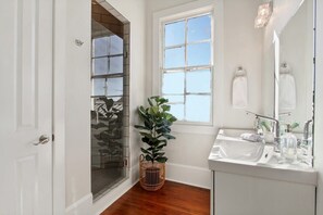 Een douche, een haardroger, handdoeken