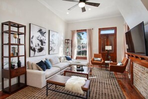 テレビ、書斎 / ワークスペース