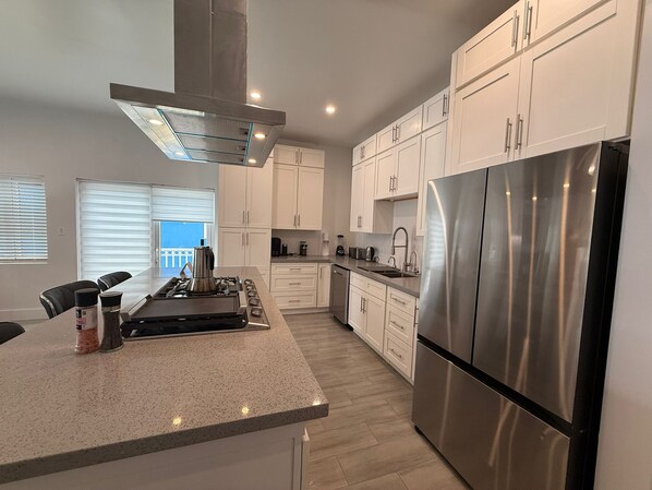 Refrigerador, microondas, horno y parrilla de estufa 