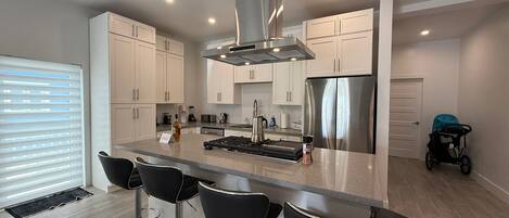 Kjøleskap, mikrobølgeovn, ovn og kokeplater