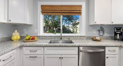 Luxury 1-Bed Nature Retreat: Pets, Yard, Kitchen