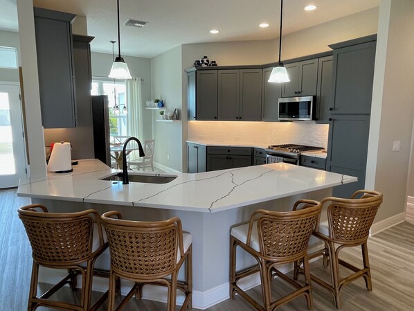 Kjøleskap, mikrobølgeovn, ovn og kokeplater