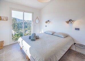 6 habitaciones, tabla de planchar con plancha, wifi y ropa de cama 