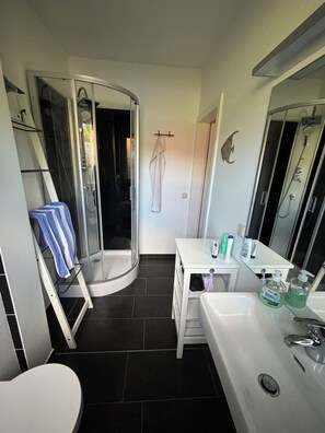 Shower, hair dryer, soap, toilet paper - Uns Huus Maike quiet, cozy vacation apartment on the Wohlenberger Wiek (Hohenkirchen)