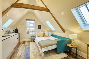 Desk, iron/ironing board, WiFi, bed sheets