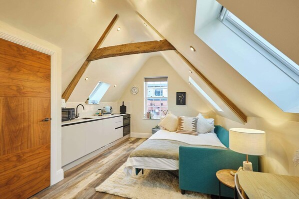 Desk, iron/ironing board, WiFi, bed sheets
