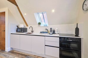 Kühlschrank, Mikrowelle, Ofen, Wasserkocher mit Kaffee-/Teezubehör