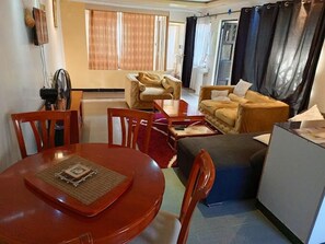 Apartamento clásico, vistas al jardín | Zona de estar | Smart TV de 24 pulgadas con canales digitales
