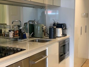 Fridge, microwave, oven, stovetop - Beautiful and Convenient apartment in CBD (Melbourne)