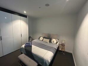 1 chambre, fer et planche à repasser, accès à Internet, literie fournie