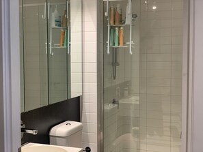 Shower - Beautiful and Convenient apartment in CBD (Melbourne)