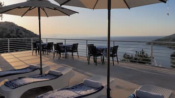 Außenpool (je nach Saison geöffnet), Cabañas (kostenlos), Sonnenschirme