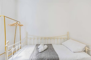 2 bedrooms, iron/ironing board, internet, bed sheets