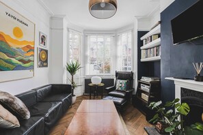 Una televisión, un reproductor estéreo