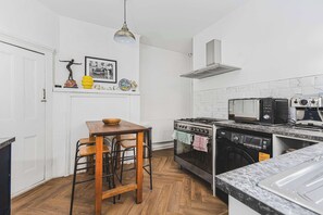 Wasserkocher mit Kaffee-/Teezubehör, Kühlschrank, Mikrowelle, Ofen