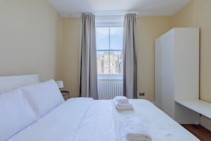 2 habitaciones, tabla de planchar con plancha, internet y ropa de cama 