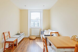 Living area - Newly Renovated 2BD Top Floor Flat, West Brompton (Greater London)