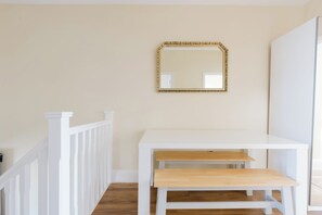 A staircase with white railings and a white bench with a wooden top. - Newly Renovated 2BD Top Floor Flat, West Brompton (Greater London)