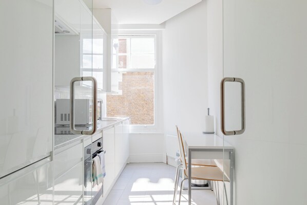 Een koelkast, een microgolfoven, een oven, een kookplaat