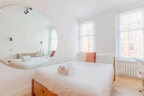 3 bedrooms, iron/ironing board, internet, bed sheets