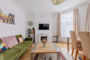 Televisio, takka, työhuone