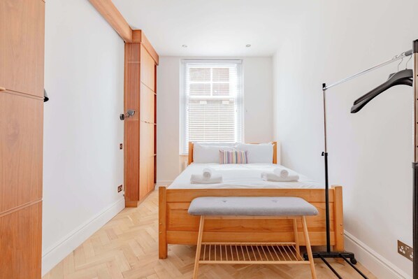 3 bedrooms, iron/ironing board, internet, bed sheets