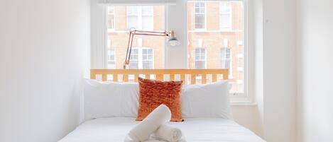 3 habitaciones, tabla de planchar con plancha, internet y ropa de cama