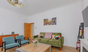 Televisie, een open haard en een kantoor