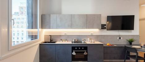 Fridge, oven, stovetop, dishwasher