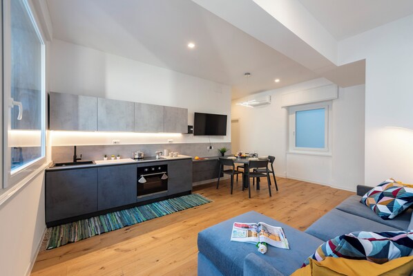 Un apartamento moderno con cocina, comedor y sala de estar.