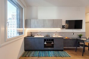 Perhehuoneisto, useita makuuhuoneita (Central Apartment Piazza Dante Genova) | Yksityinen keittiö | Jääkaappi, uuni, liesi, astianpesukone