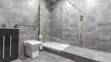 Departamento | Baño | Regadera, secadora de cabello, toallas, papel de baño