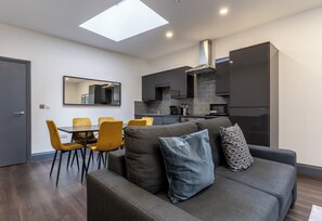 Apartamento | Cocina privada | Frigorífico, microondas, horno y placa de cocina
