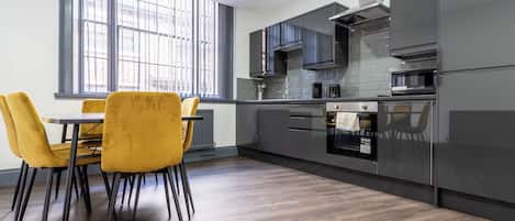 Appartement | Privékeuken | Een koelkast, een magnetron, een oven, een kookplaat