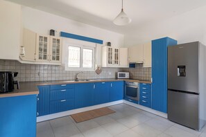 Frigorífico, microondas, horno y placa de cocina