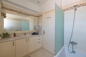 Shower, hair dryer, towels, shampoo