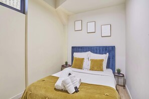 1 bedroom, iron/ironing board, WiFi, bed sheets - Apartment Exposition Center (Paris)