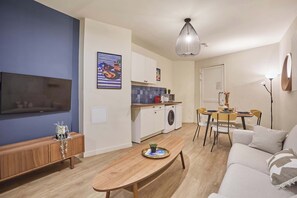 TV, offices - Apartment Exposition Center (Paris)