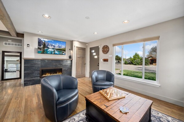 House, 1 King Bed with Sofa bed, Patio, Garden View (401 Stover Street) | Interior