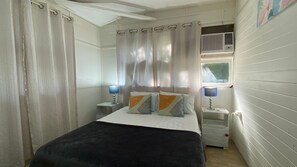 2 bedrooms, bed sheets - The Captain's Manor on Cook 4 (Arcadia)
