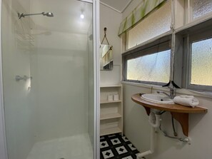 Shower - The Captains Manor on Cook 4 (Arcadia)