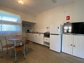 Fridge, microwave, electric kettle, toaster - The Captains Manor on Cook 4 (Arcadia)